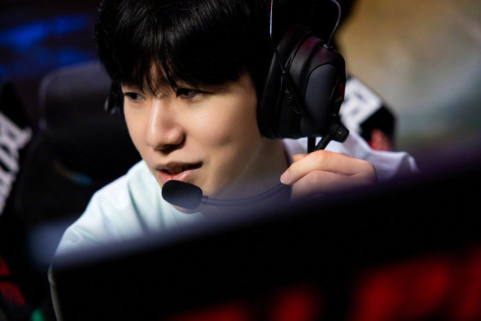 上做出既轻 上做出既轻